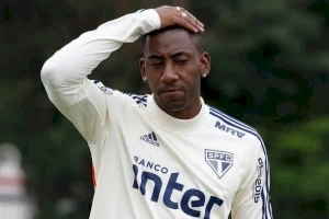 Suspenso por doping, são-paulino treina em sindicato após internação