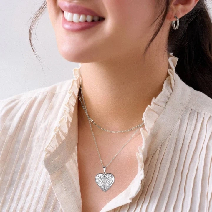 Elegant Locket Necklaces: A Timeless Jewelry Piece