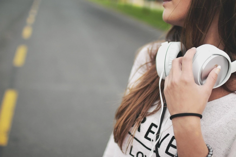 What are bone conduction earphones?