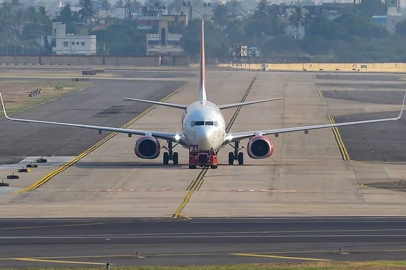 How do I talk to a live person in Spirit Airlines?