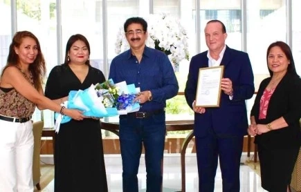 Sandeep Marwah Presented with Ambassador of Abraham Business Circle