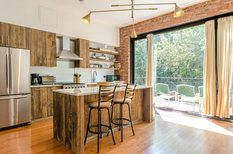 Mur de briques dans la cuisine: astuces de déco pratique