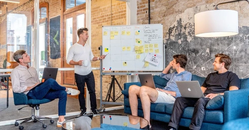 How do startup incubator programs work?