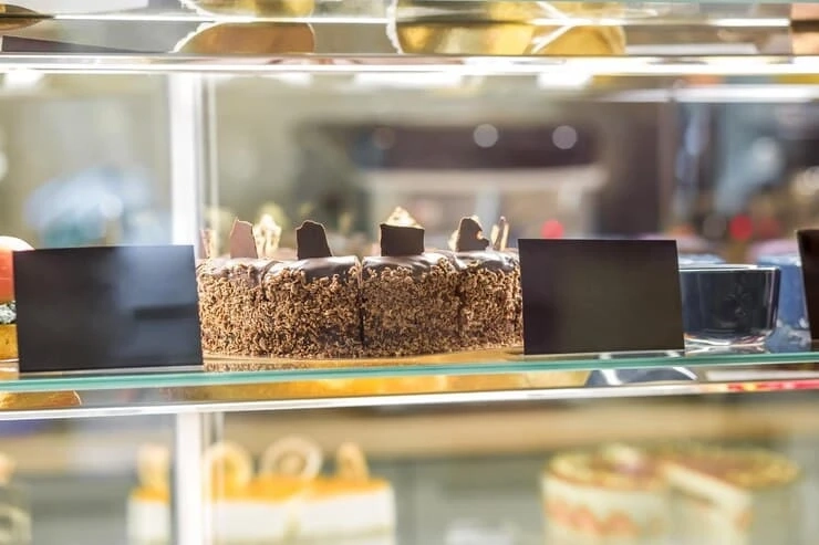 Exploring Designs and Flavours at an Eggless Cake Shop