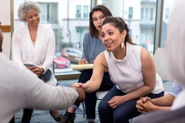Should I go for individual or group therapy for alcohol addiction?