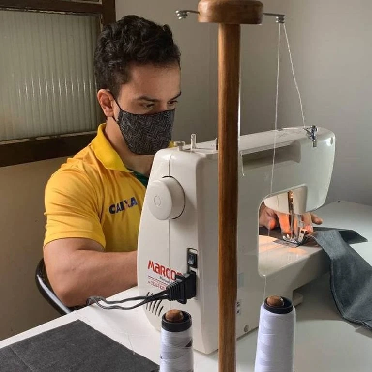Ginasta constrói aparelho para treinar em casa e costura máscaras