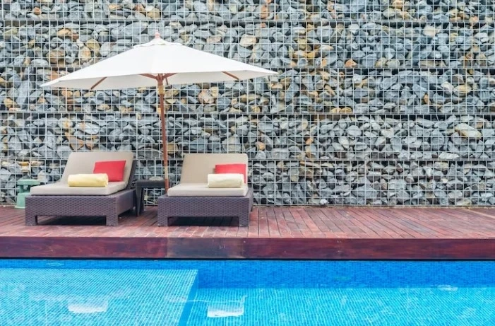 10 Modern Scenes with Poolside Seating