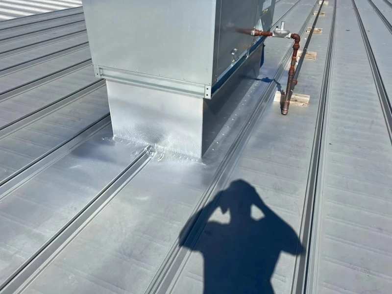 How Roofing Insulation Reduces Roof Weight Without Sacrificing Strength