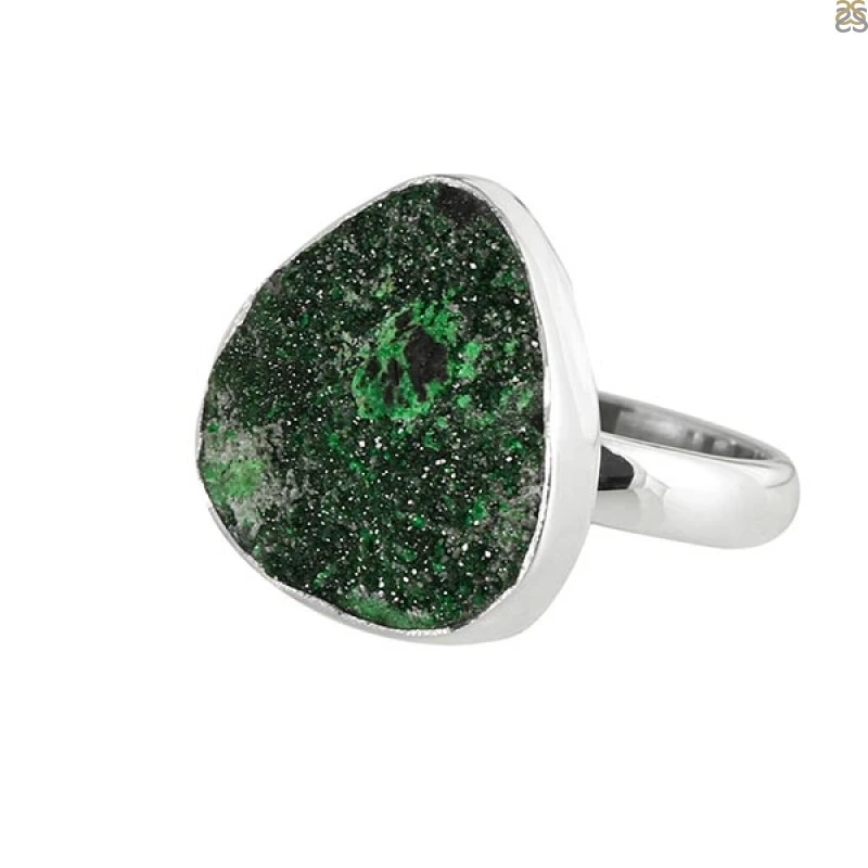 Disclosing the Style of Uvarovite Jewelry