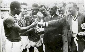 Após declaração do filho, Pelé divulga nota e afirma estar bem