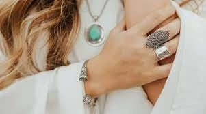 THINGS TO CONSIDER WHILE BUYING A NECKLACE CHAIN