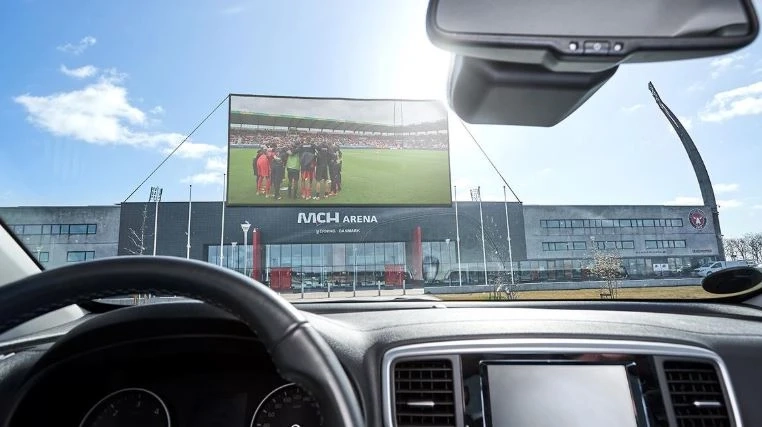 Drive-in é solução para torcida ir ao estádio na Dinamarca