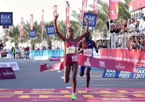 Ao superar marca de 21 km, corredora é 1ª etíope a quebrar recorde em prova de rua