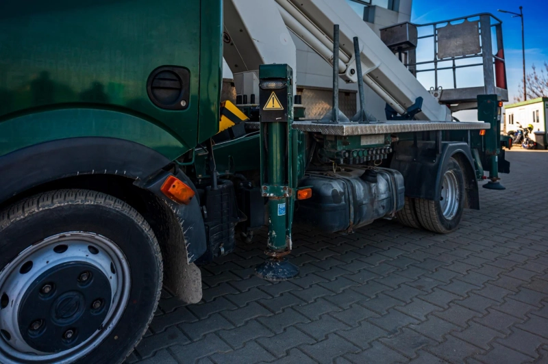 Should You Rent a Truck-Mounted Boom Lift With an Operator or Without One?