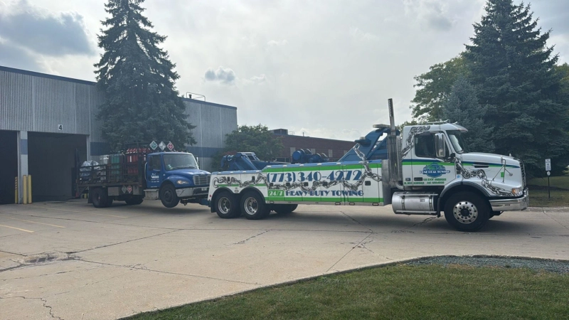 Why Choose 24/7 Heavy-Duty Towing in Elk Grove Village for Large Vehicle Breakdowns