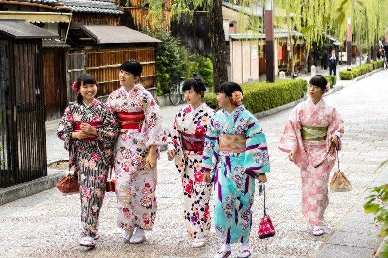 The Japanese Kimono and the Basics of This Traditional Japanese Clothing