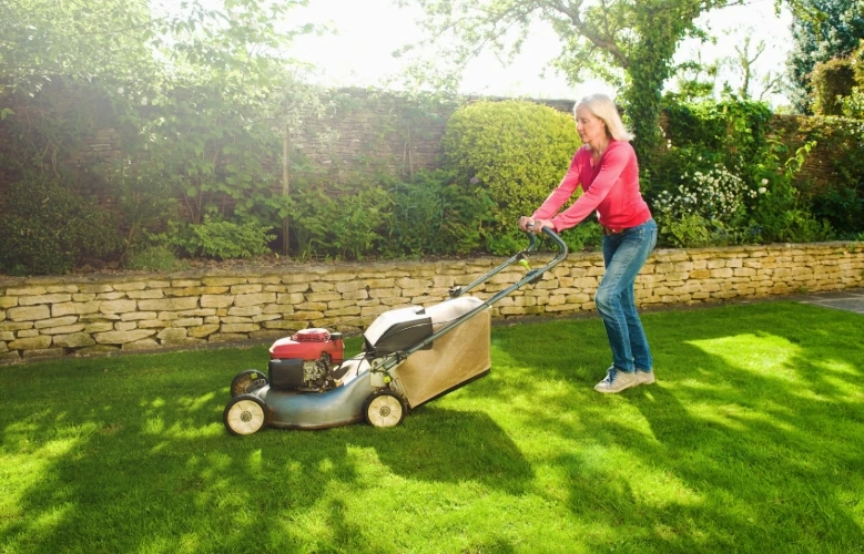 How To Avoid The Dangers Associated With Using A Lawnmower