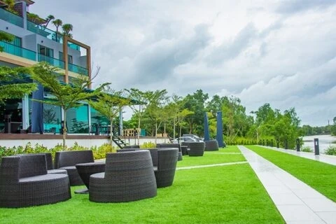 How Commercial Backyard Construction Enhances Business Spaces