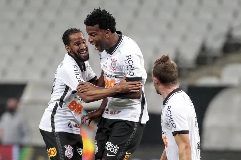 Na volta do Paulista, Corinthians vence Palmeiras e mantém chance de classificação