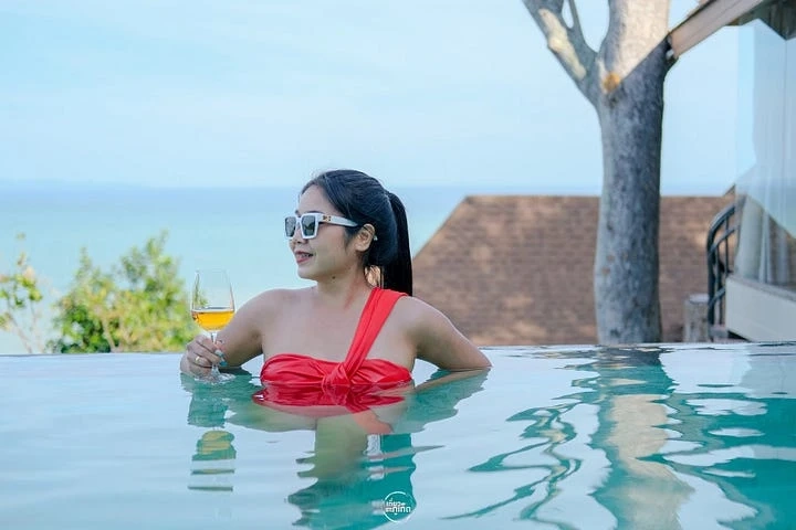 Indulge in Authenticity and Comfort at Sinae Phuket: Discover Spacious Rooms, and Tasteful Cuisine at a Thai Restaurant