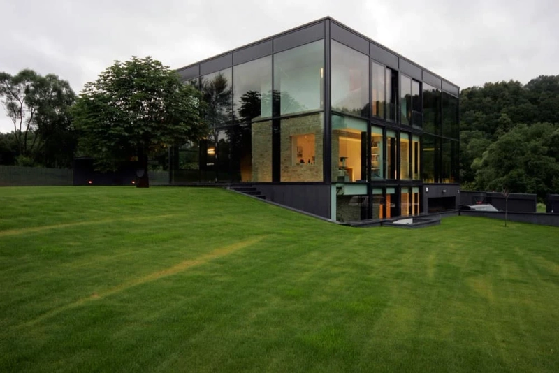 Five reasons you need to hire a professional glass repair service provider