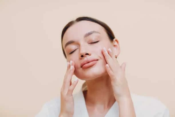 Morning vs. Evening Skincare Routine: What's the Difference?