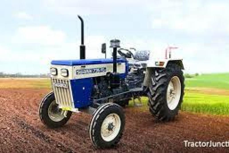 What is Swaraj 735 fe e on road price and Hp?
