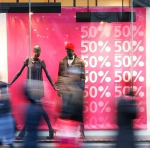 How Custom Outdoor Retail Signage Influences Walk-In Foot Traffic