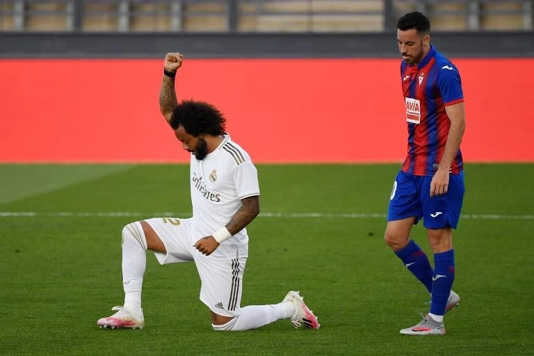 Marcelo marca, celebra de joelhos e Real vence na volta ao Espanhol