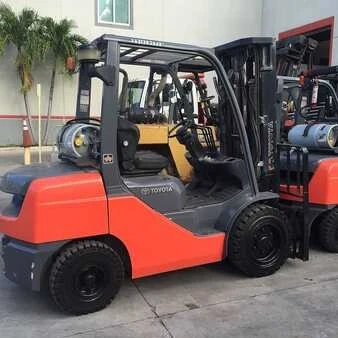 Toyota 4 Wheels 8FGU30 Description: Machine Engine type Electric Base Capacity 6,000 lb Battery-Type unknown Year 2008 Running hours 12,066 Serial N°