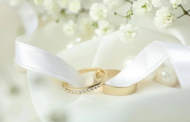 How To Buy An Engagement Ring: 10 Tips for Men & Women