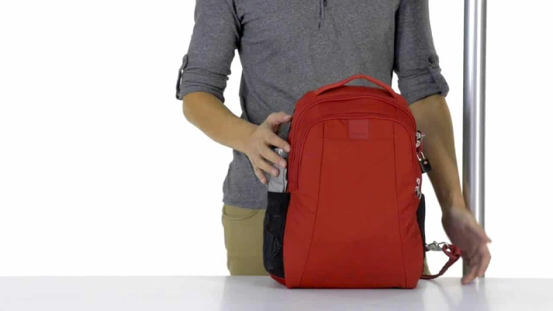 What features should I look for in a quality travel shoulder bag?