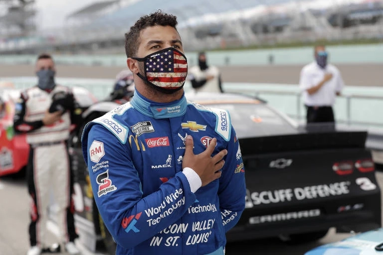 Trump ataca piloto negro da Nascar e proibição de símbolo escravagista