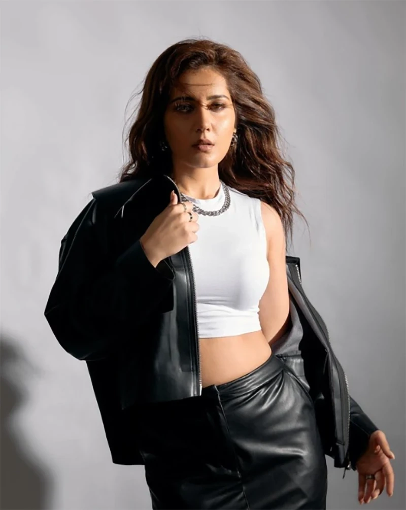 Hot and sexy pics of Rashi Khanna