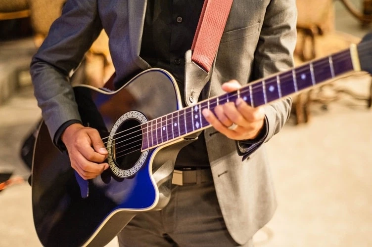 Beginner Acoustic Guitar Lesson - History of the Best Acoustic Guitar Under 2000