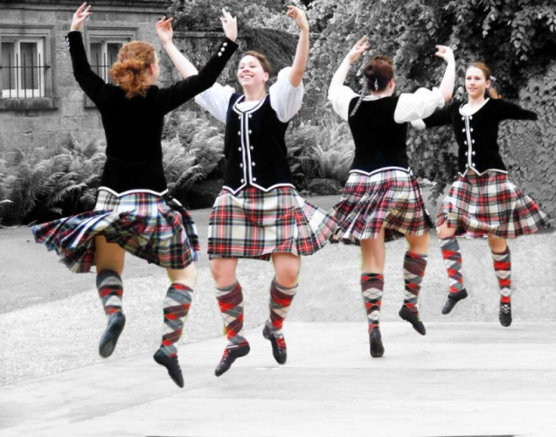 The Ultimate Guide to Women's Kilts: How to Choose the Perfect Kilt for Your Style