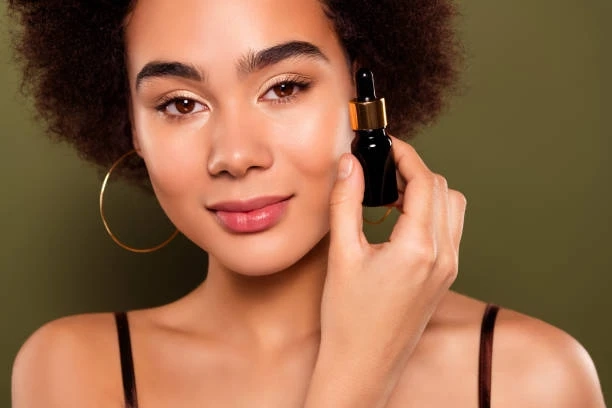 Les étapes simples de la méthode LOC pour des cheveux bouclés en pleine santé