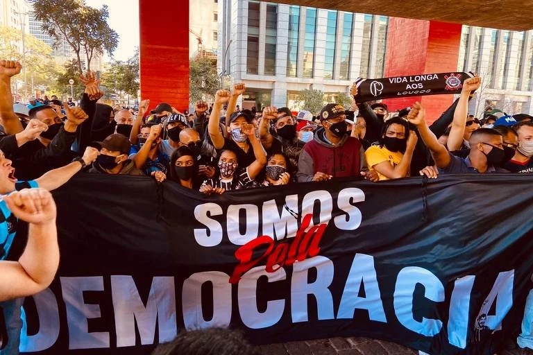 Não tem jogo, mas haverá torcedores nas ruas pela democracia