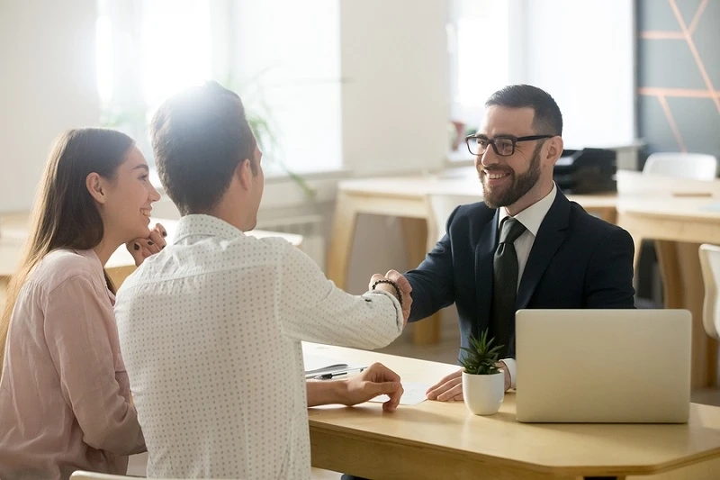How Do Commercial Property Lawyers in the UK Manage Risk in Property Investments?