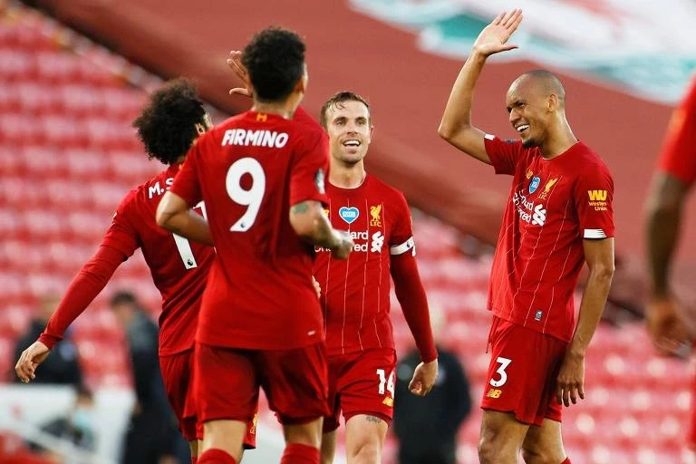 Eufóricos, torcedores do Liverpool ignoram pandemia para festejar