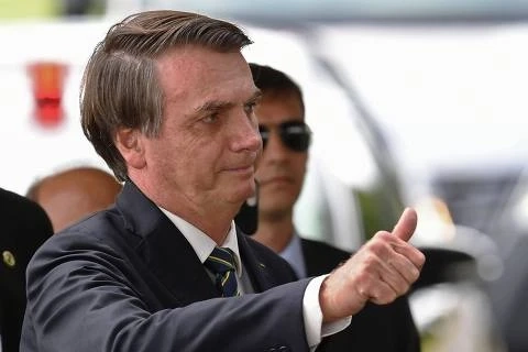 Sem boxe na pandemia, Esquiva Falcão entrega pizzas feitas pela esposa