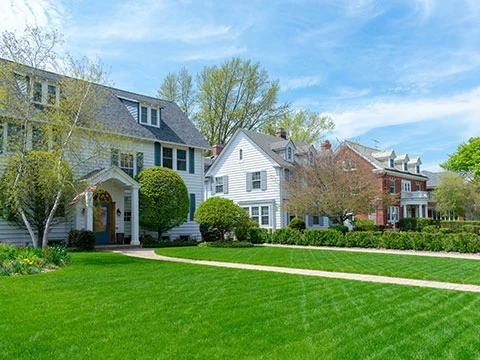 Top 4 Benefits of Hiring a Professional Lawn Care Service