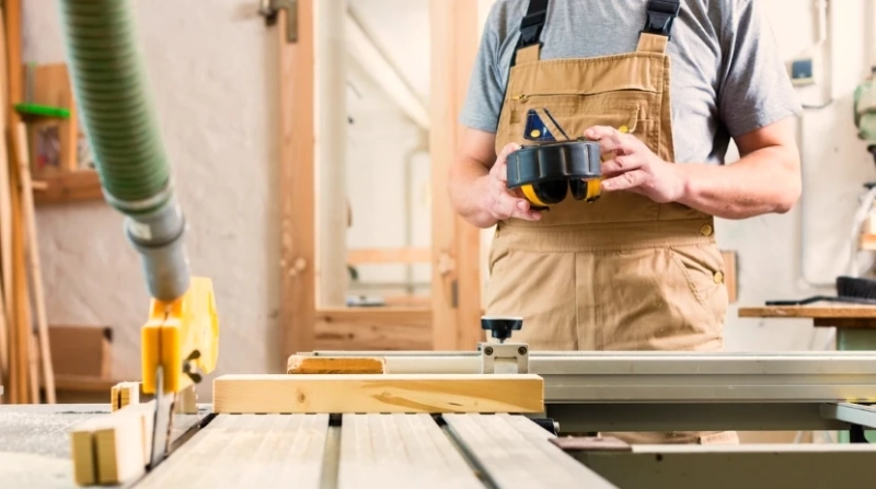 Pros of hiring professionals for seamless carpentry services