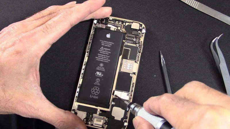 iPhone Battery Replacement: 30 Minutes to Solve Your Problems!