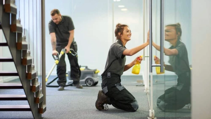 What are the strengths of a commercial cleaning service?