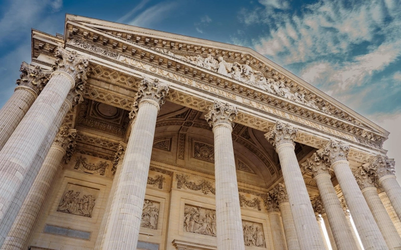 Meaning of Symbols on Cremation Urns: What Popular Themes Represent