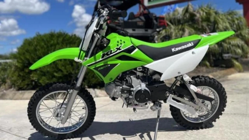 What Are the Differences Between 2-Stroke and 4-Stroke Dirt Bikes?