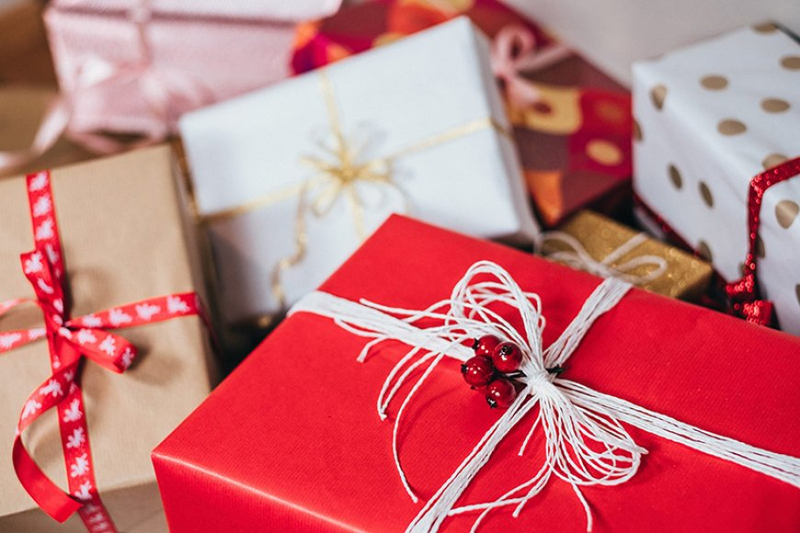 Celebrating Eid: Sending Gifts Online to Spread Joy and Love