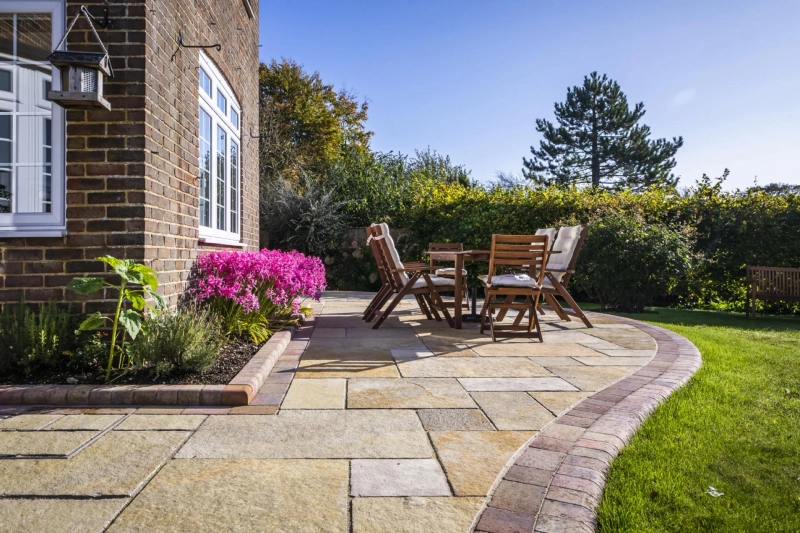 Guide to Choosing Outdoor Tiles for Garden That Withstand UK Weather
