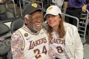 Ídolo do Celtics, Bill Russell vai a jogo com camisa de Kobe Bryant